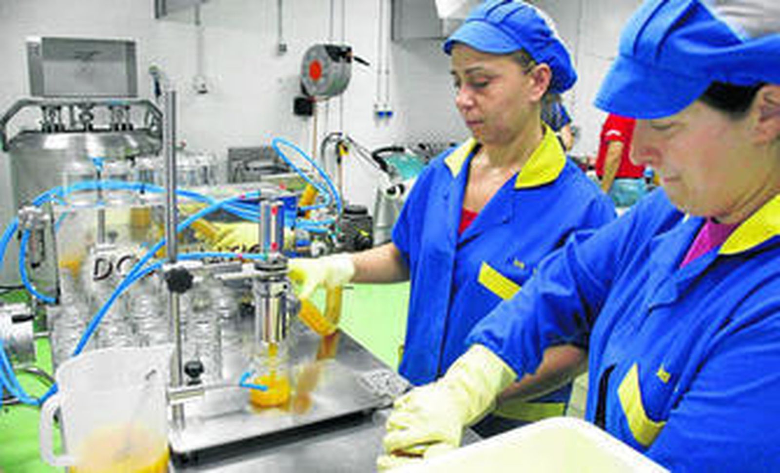 Dos empleadas de la cooperativa Albentillas trabajan en el envasado de las mermeladas.
