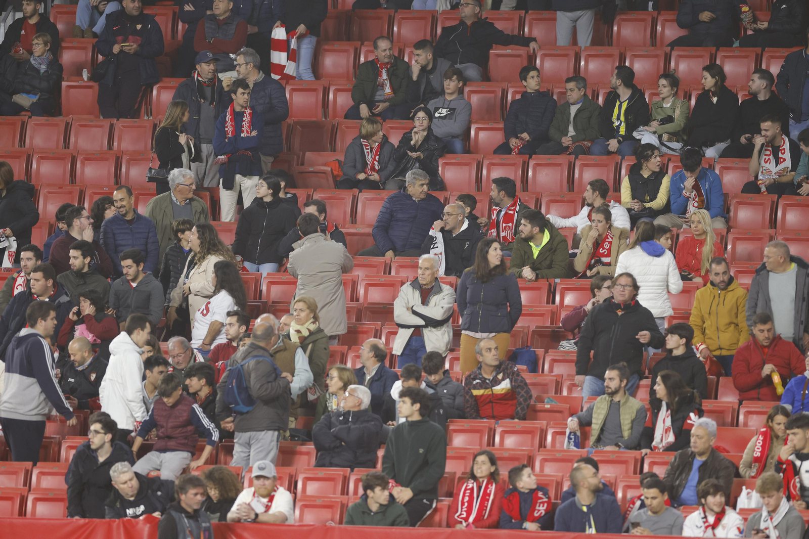 Búscate en las fotos del Sevilla-Fenerbahçe,