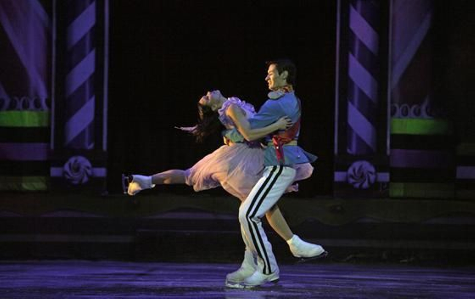 Imagen de 'El cascanueces' sobre el hielo en el Teatro de la Maestranza. / Antonio Pizarro