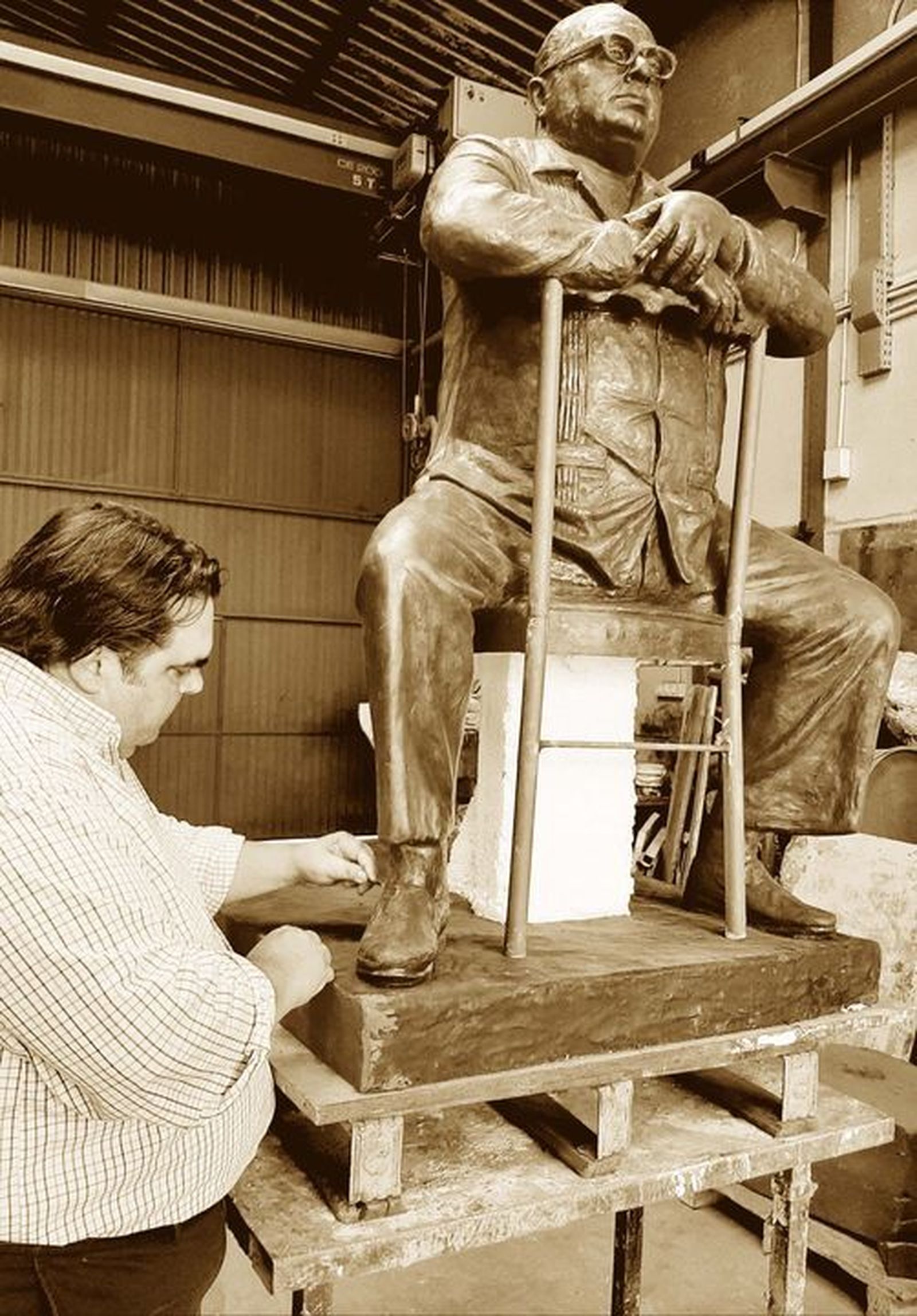 Jesús Méndez Lastrucci dándole unos retoques a la escultura de cera.