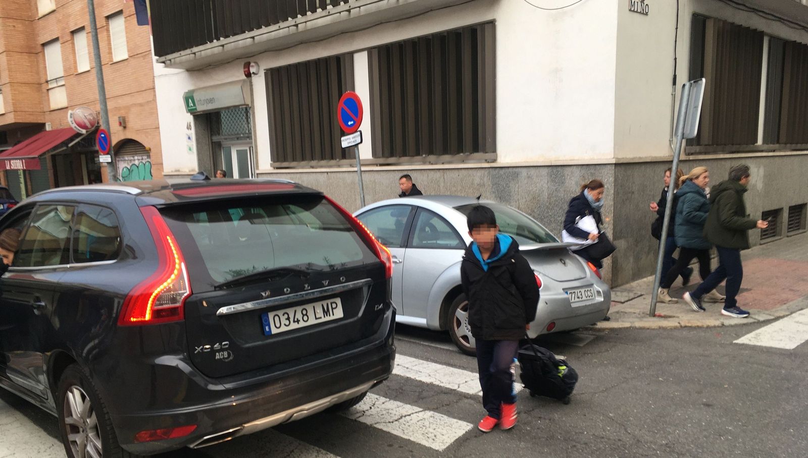 Escolares del colegio Santa Ana de Los Remedios cruzan a diario por pasos de peatones bloqueados por los coches.