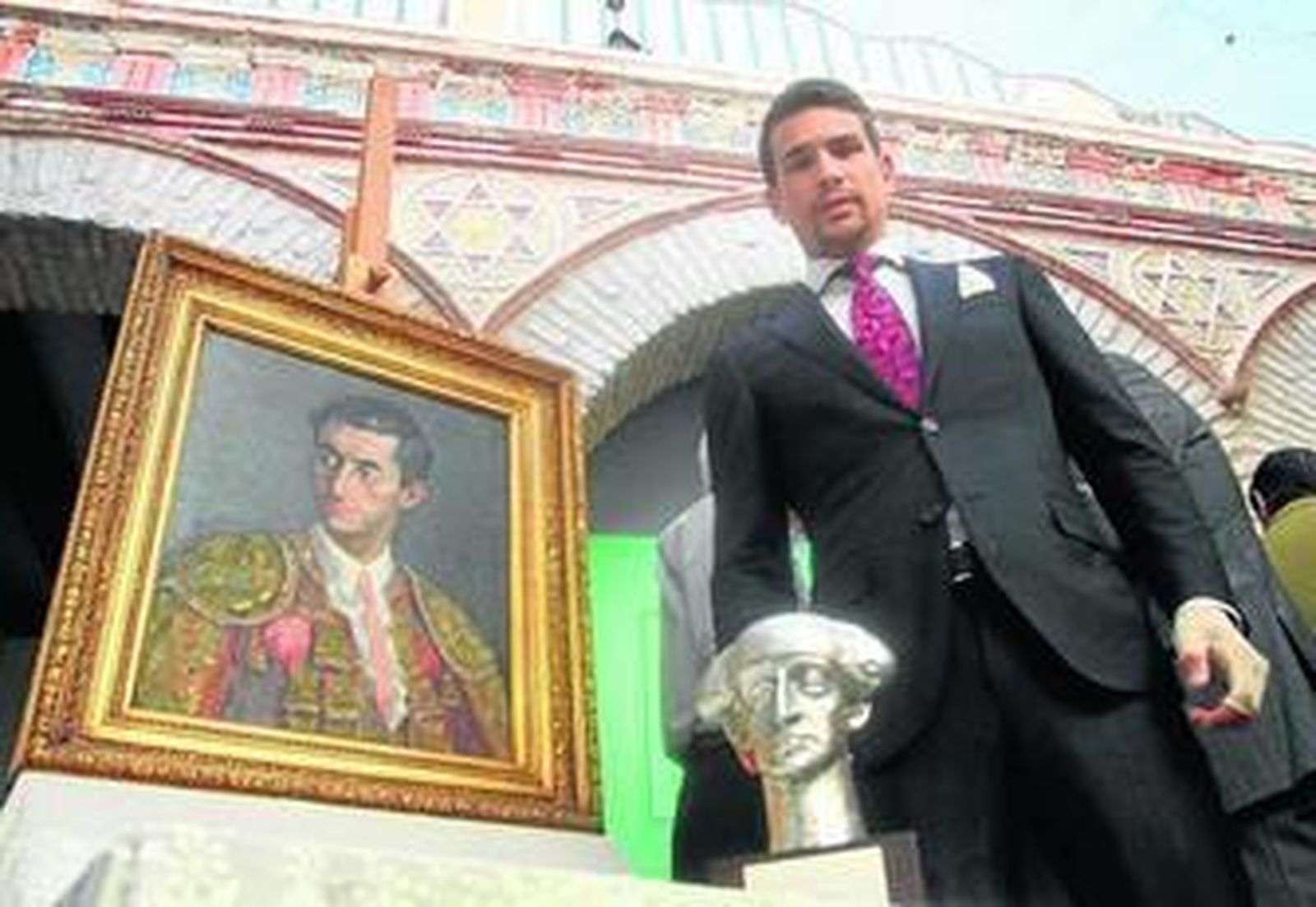 El diestro José María Manzanares, en una acto reciente en Córdoba y donde se aprecia la lesión de su mano.