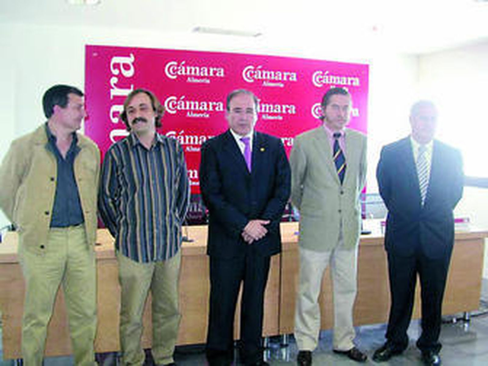 José Antonio Flores (centro) en un acto como presidente de la Cámara.