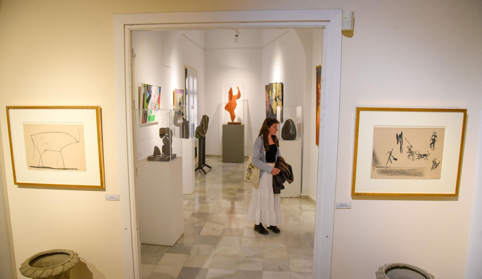 Las salas expositivas de la Academia, con dos dibujos de Picasso en primer término.