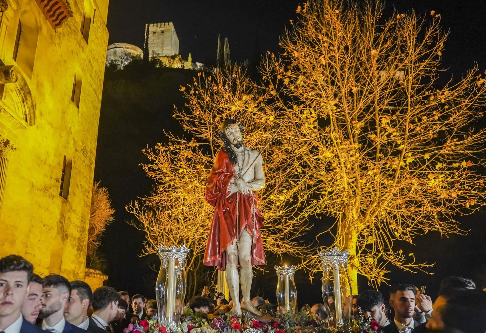 El Señor de la Sentencia, en vía crucis, a los pies de la Alhambra
