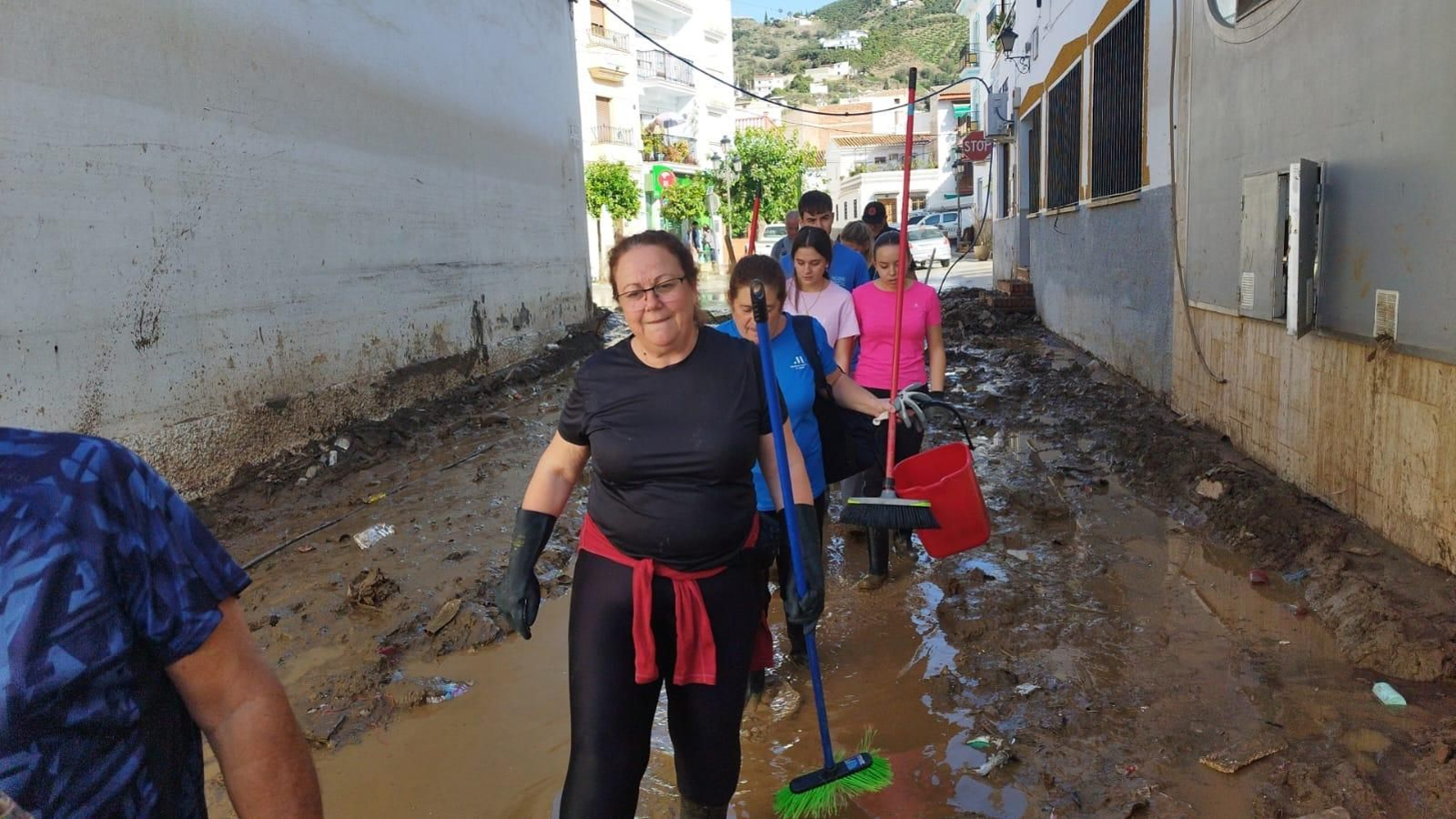 Los voluntarios de la DANA: decenas de personas limpian las calles de Benamargosa (fotos)