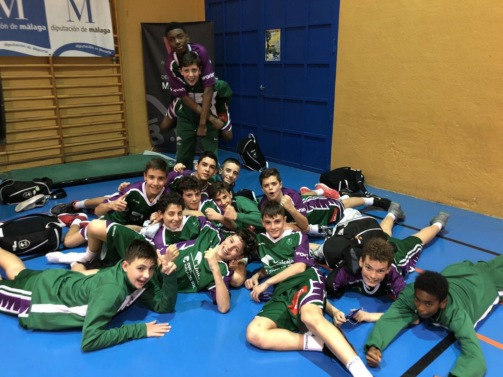 Los jugadores del Unicaja celebran el pase a la final.