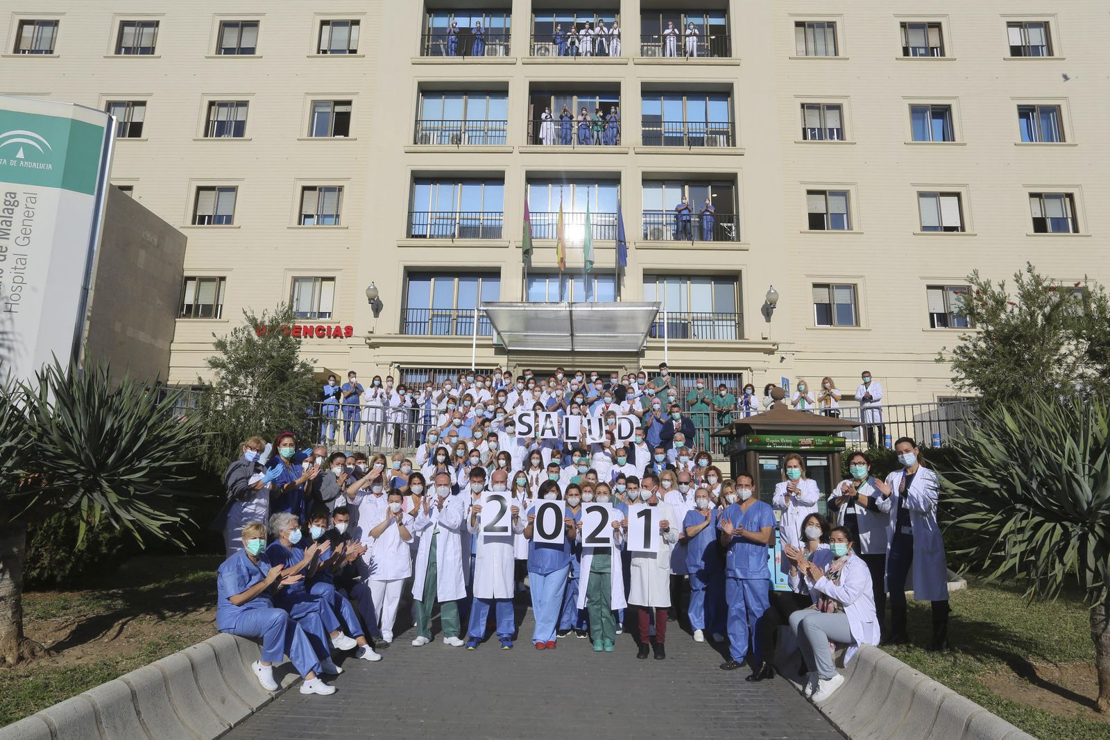 Los sanitarios de Málaga despiden 'el año del coronavirus' y le piden salud a 2021