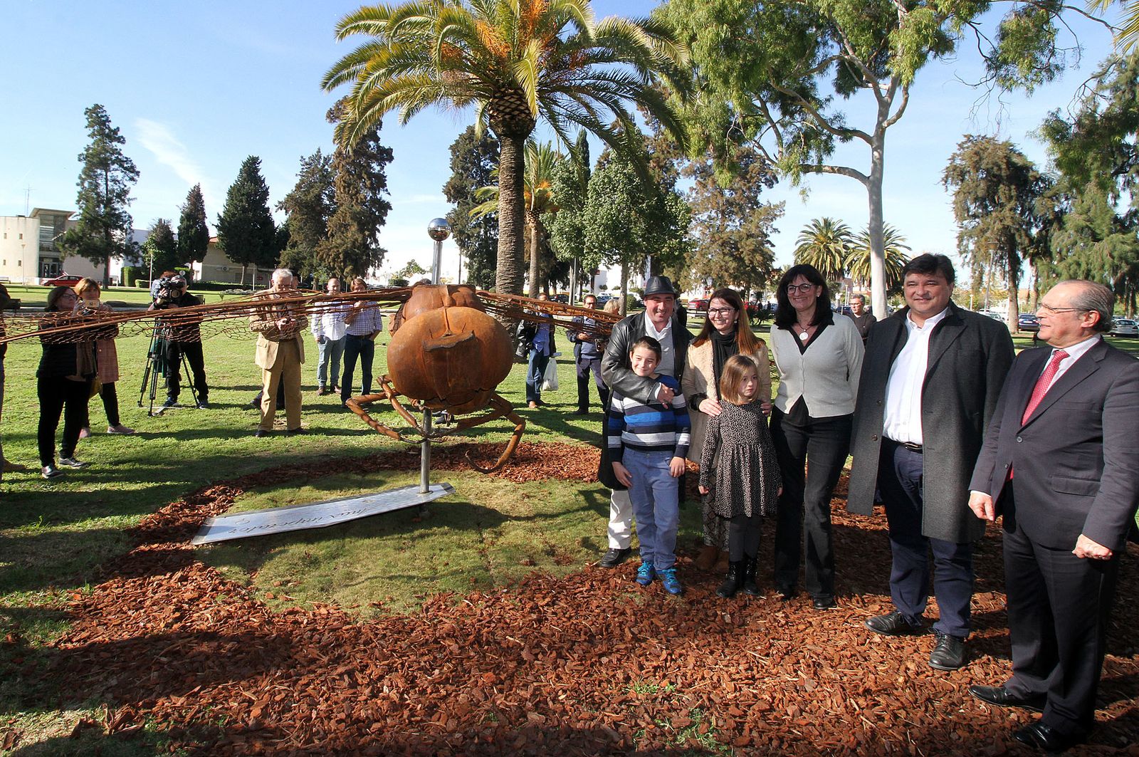 Inauguración de la escultura del artista onubense Víctor Pulido 'Imago', en imágenes
