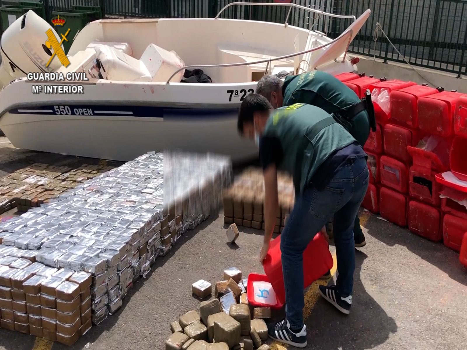 Diez detenidos de una red de narcotráfico que distribuía hachís por Europa en camiones con doble fondo