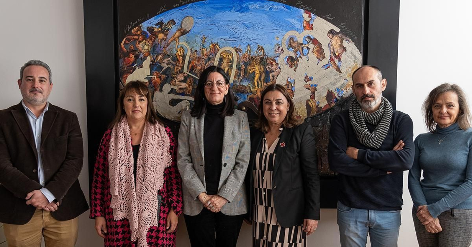 Foto de familia del convenio de colaboración entre Cruz Roja y la UHU