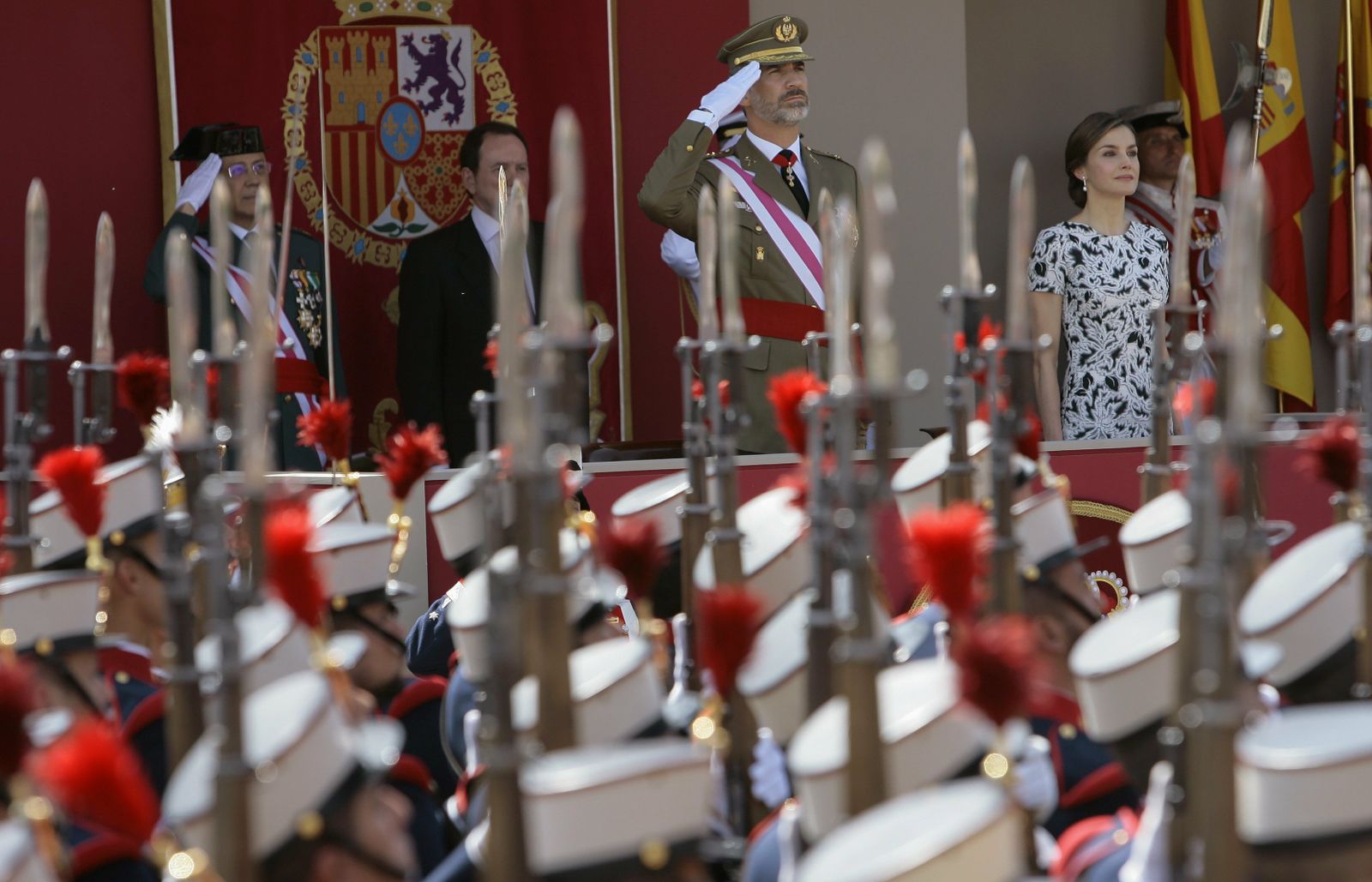 El Rey Felipe VI y la Reina Letiziaen el acto central del Día de las Fuerzas  Armadas de 2017 en Guadalajara.