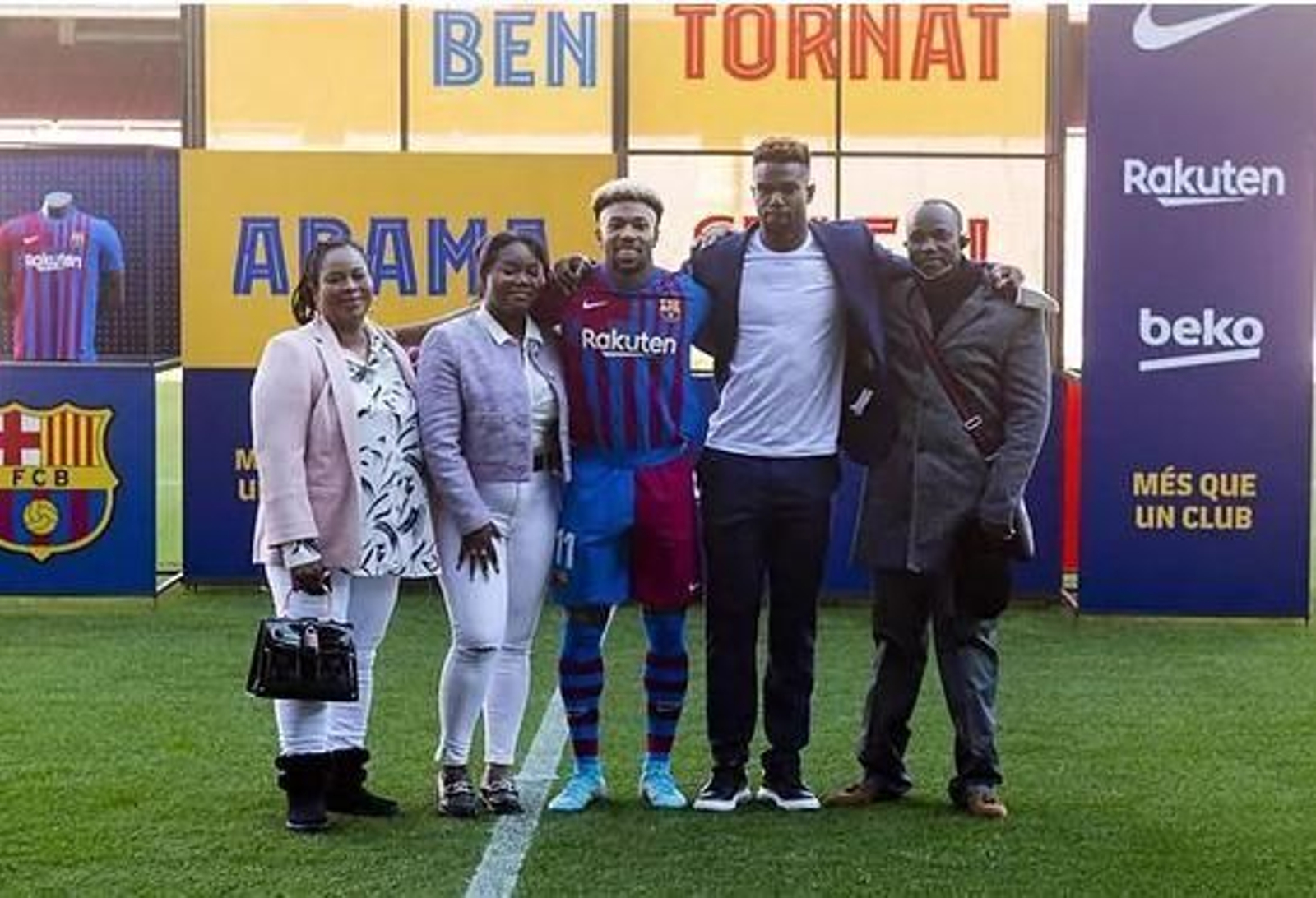Los hermanos Adama y Moha Traoré, junto a sus familiares