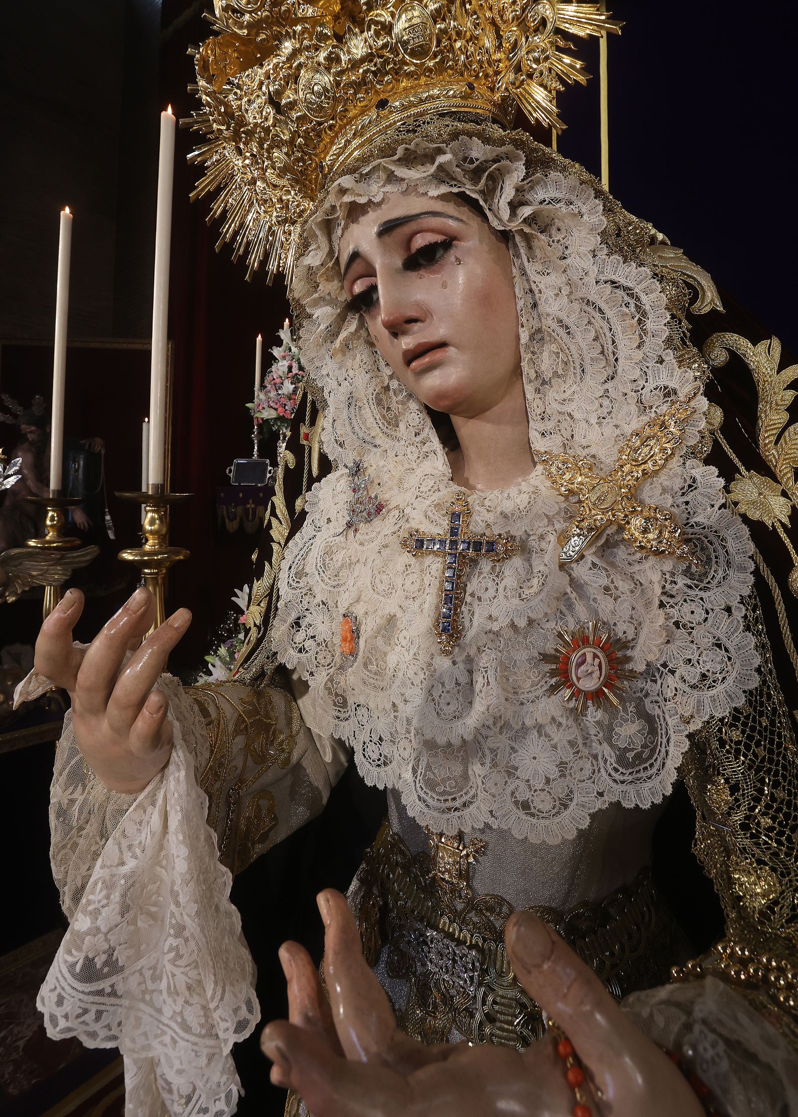 Las impresionantes imágenes de la Virgen de la Victoria en su besamanos