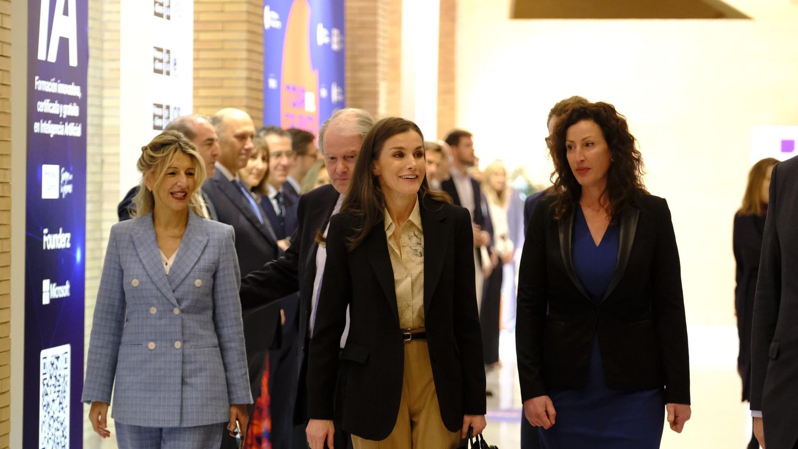 Doña Letizia acompañada por Yolanda Díaz y María del Mar Vázquez.