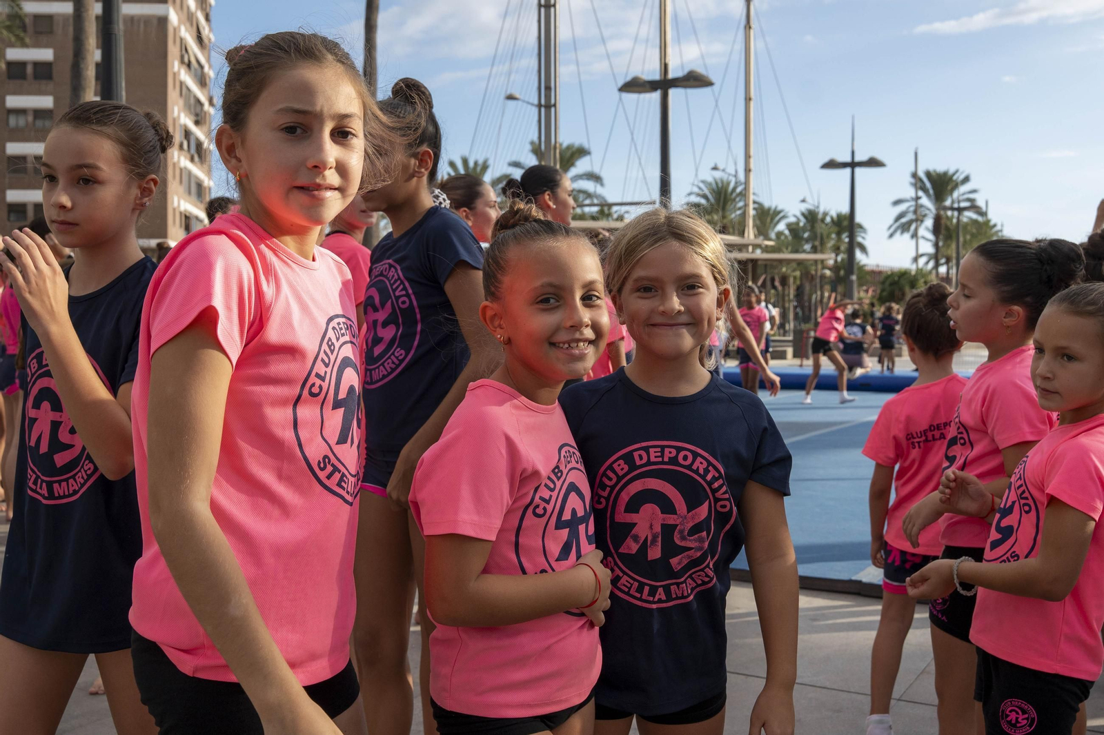 Los jugadores de la UDA Thalys y Andrés firman autógrafos