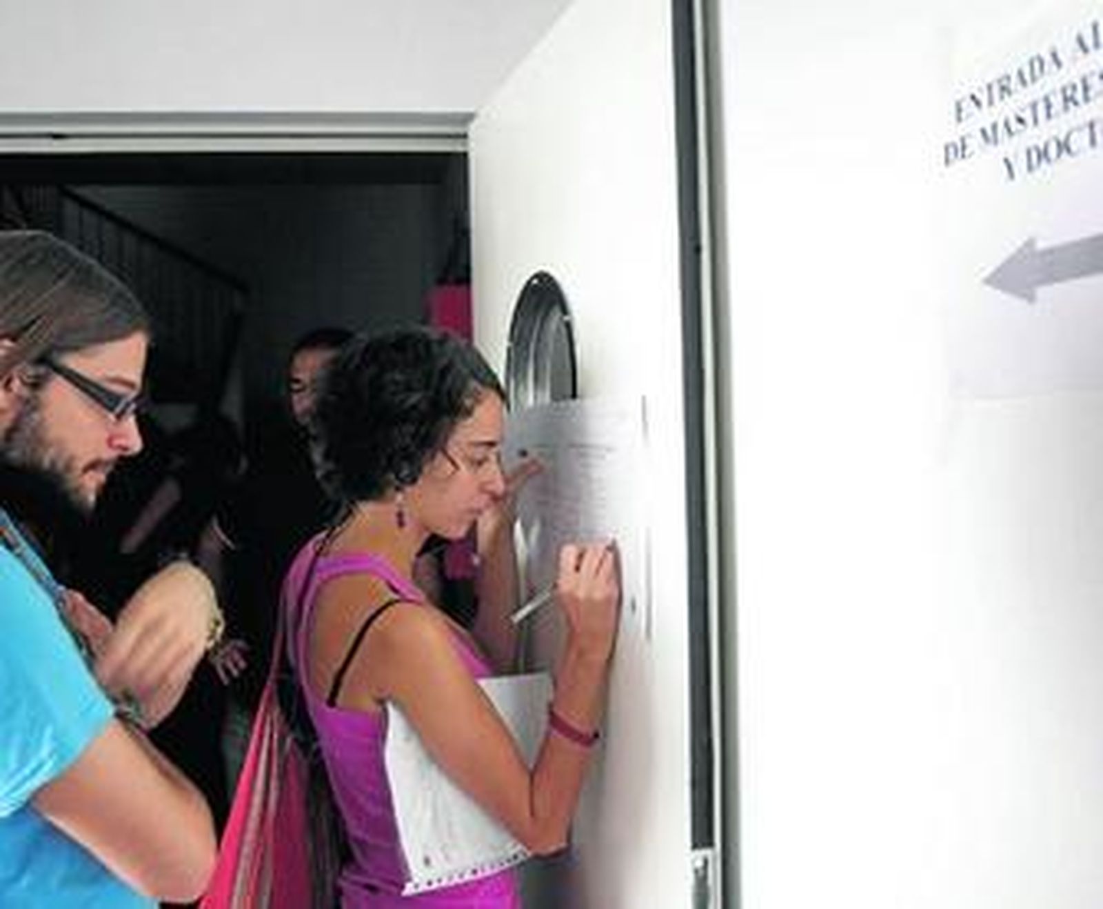 Alumnos de Granada se inscriben en los másteres que oferta la Escuela de Posgrado.