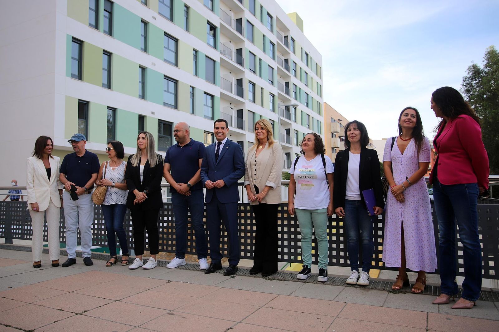 Imágenes de la visita de Juanma Moreno a la promoción de viviendas "Pescadería" en Huelva