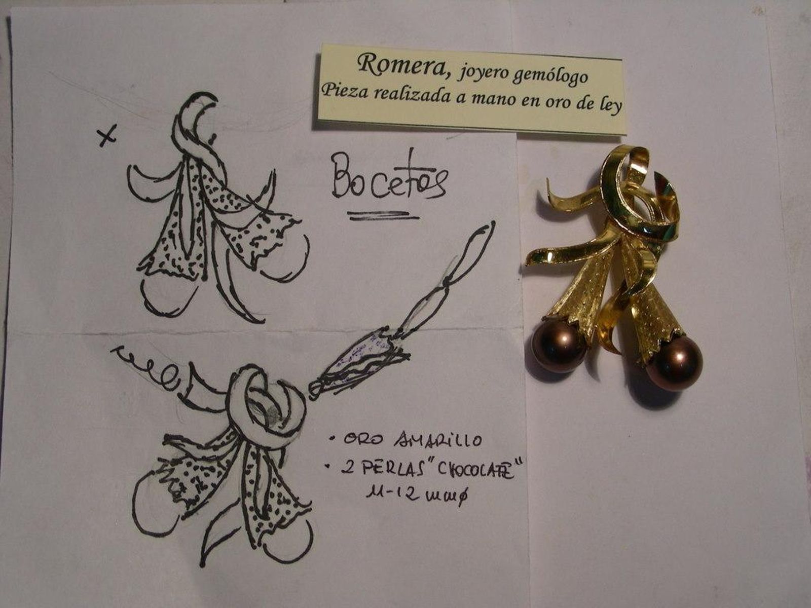 Uno de los bocetos que su familia tiene archivados, junto a la pieza ya terminada en oro y perlas en color chocolate