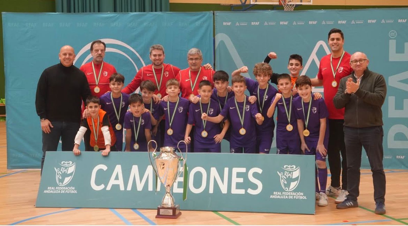 La selección de Jaén alevín de fútbol sala, con el título de campeón