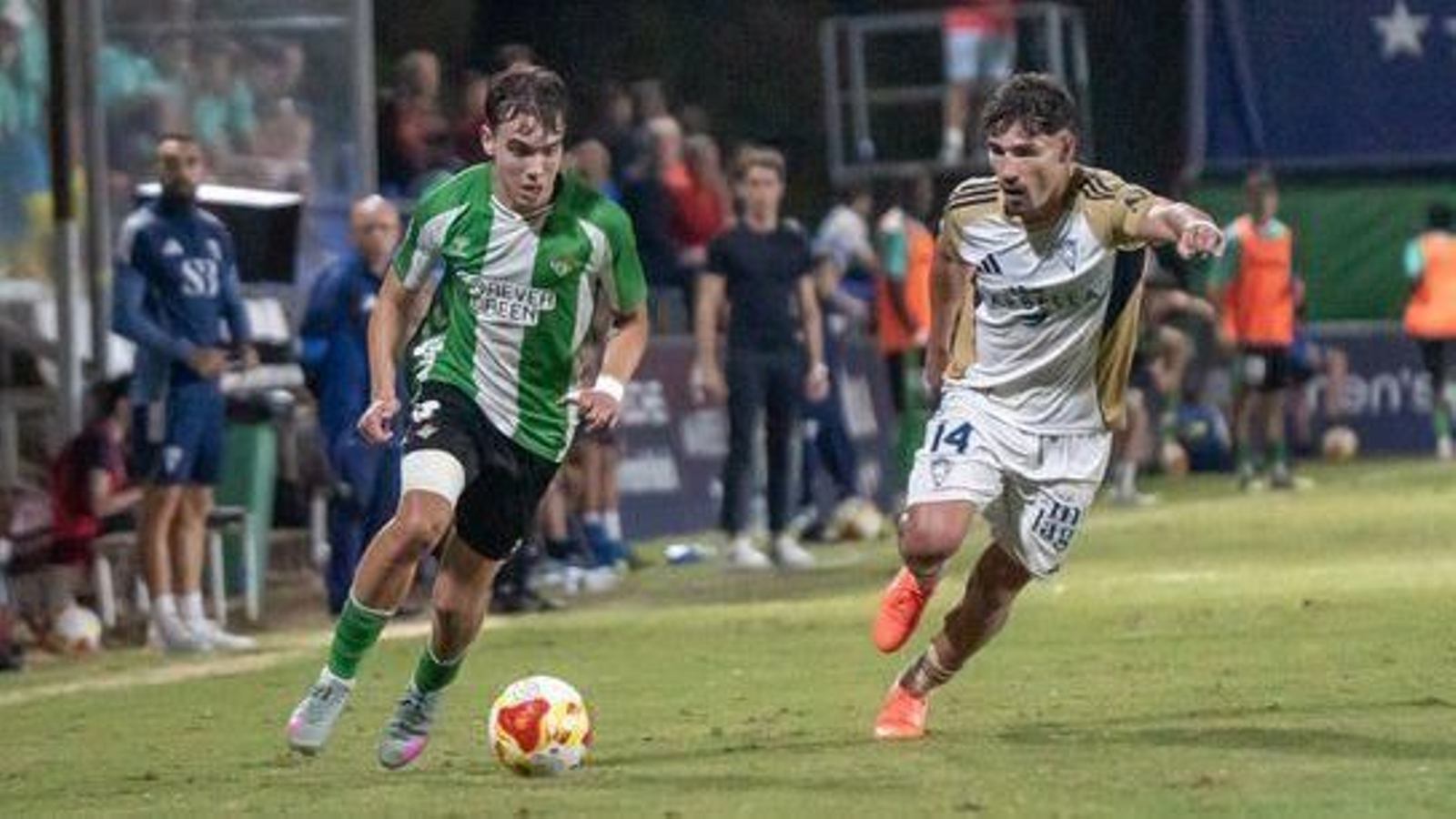 Ian Forns conduce el balón ante la presión de un rival.
