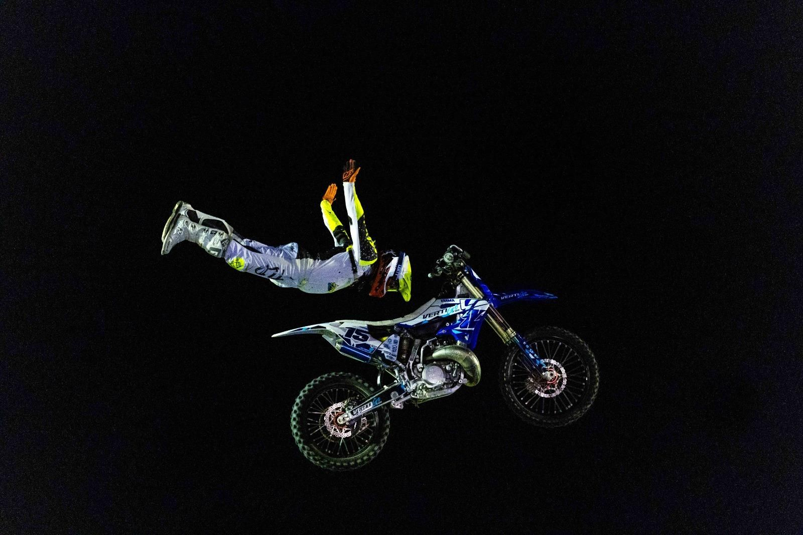 Las espectaculares imágenes que dejan las acrobacias en moto del Freestyle FMX celebrado en San Fernando