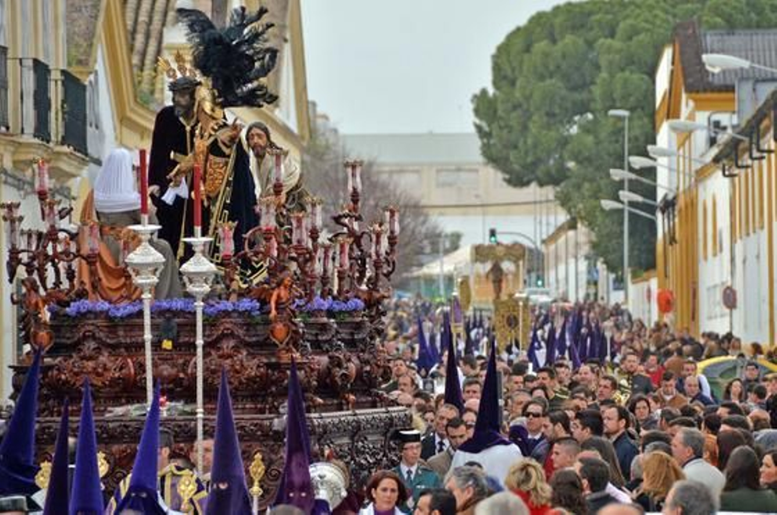 El paso de misterio de Nuestro Padre Jesús de las Misericordias internándose en el barrio de La Plata, con el palio de la Virgen de la Candelaria al fondo.

Foto: Manuel Aranda