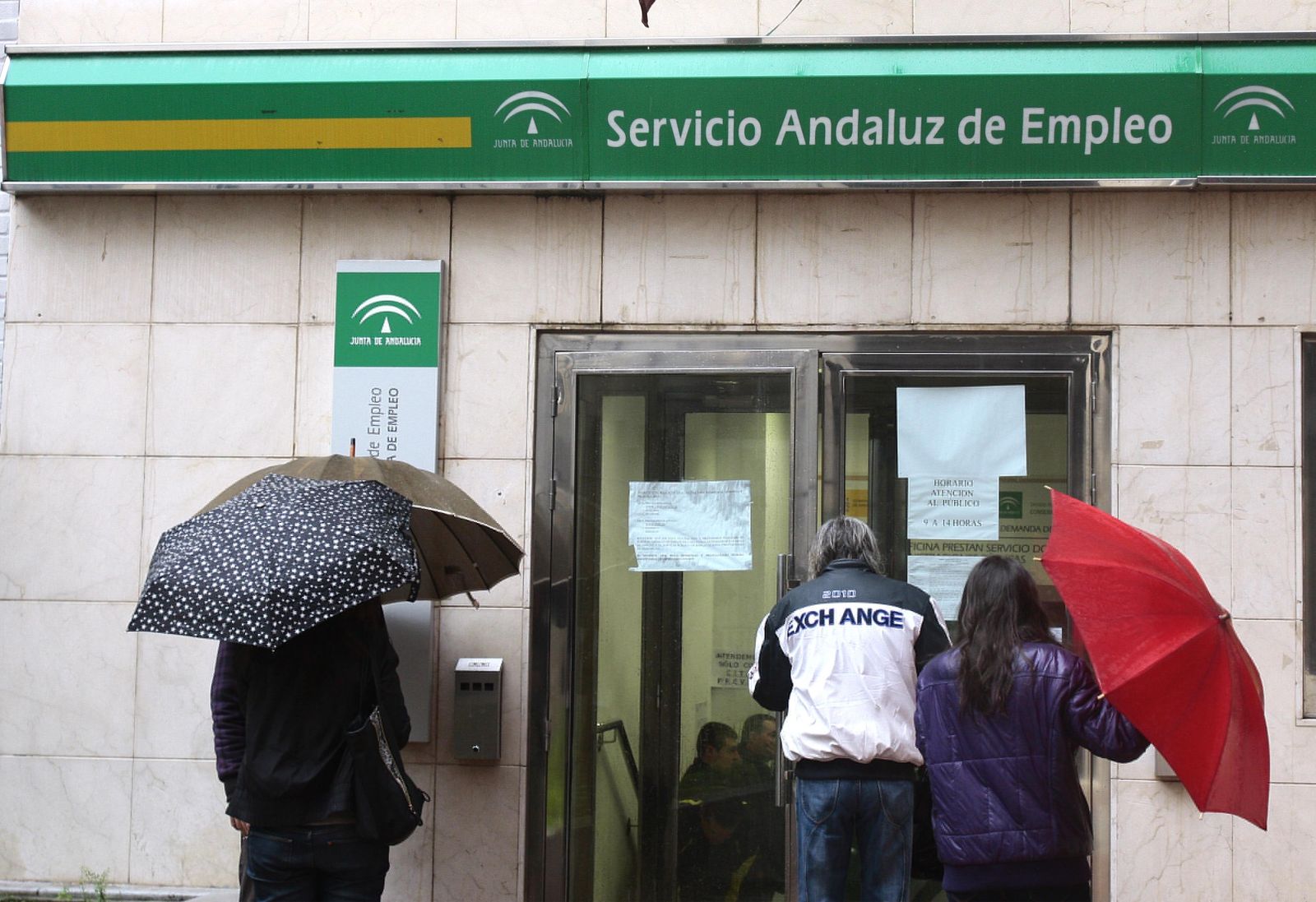 Imagen de archivo de varias personas entrando a una oficina del SAE.