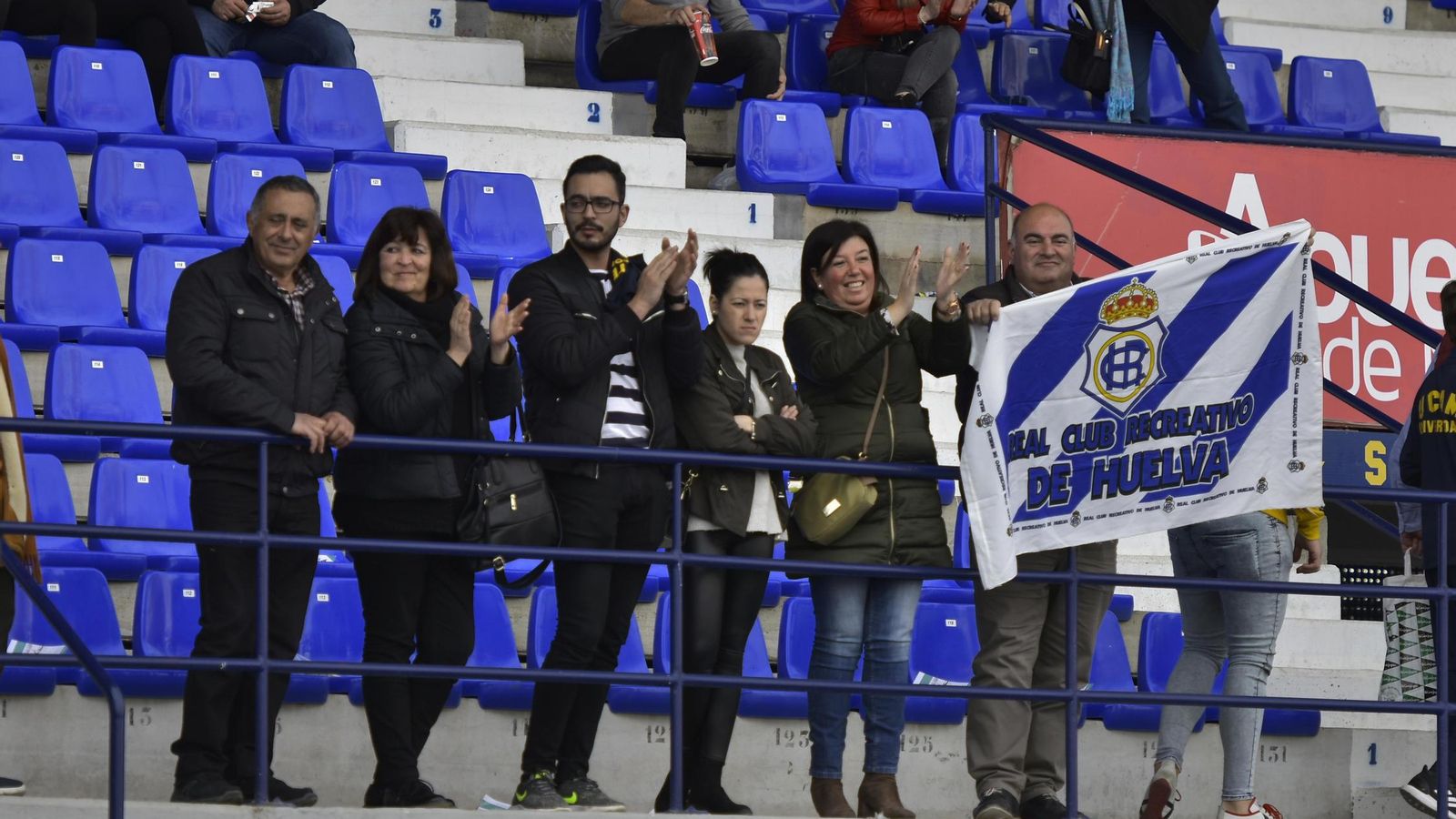 Aficionados del Decano aplauden al equipo en Murcia.