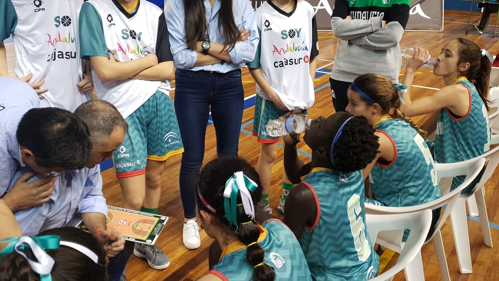 Camino-primera de la derecha- se hidrata durante un tiempo muerto