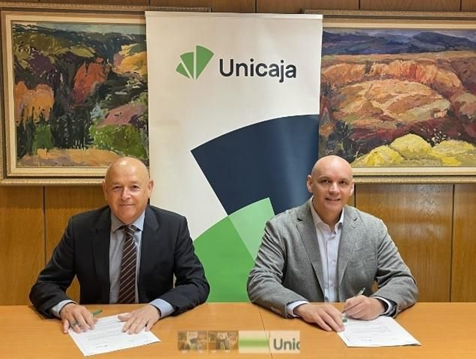 El director de Comunicación e Imagen de Unicaja, Fernando Ríos; y el director regional de la Fundación Adecco en Andalucía Oriental, Miguel Ángel de Pedro, firmando el acuerdo.