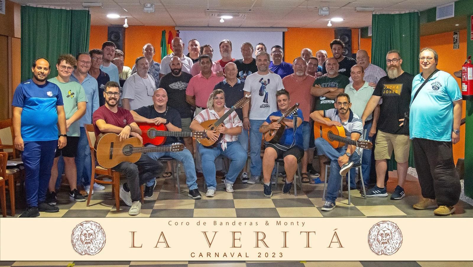El coro de Banderas y Monty 'La veritá' en su local de ensayo.