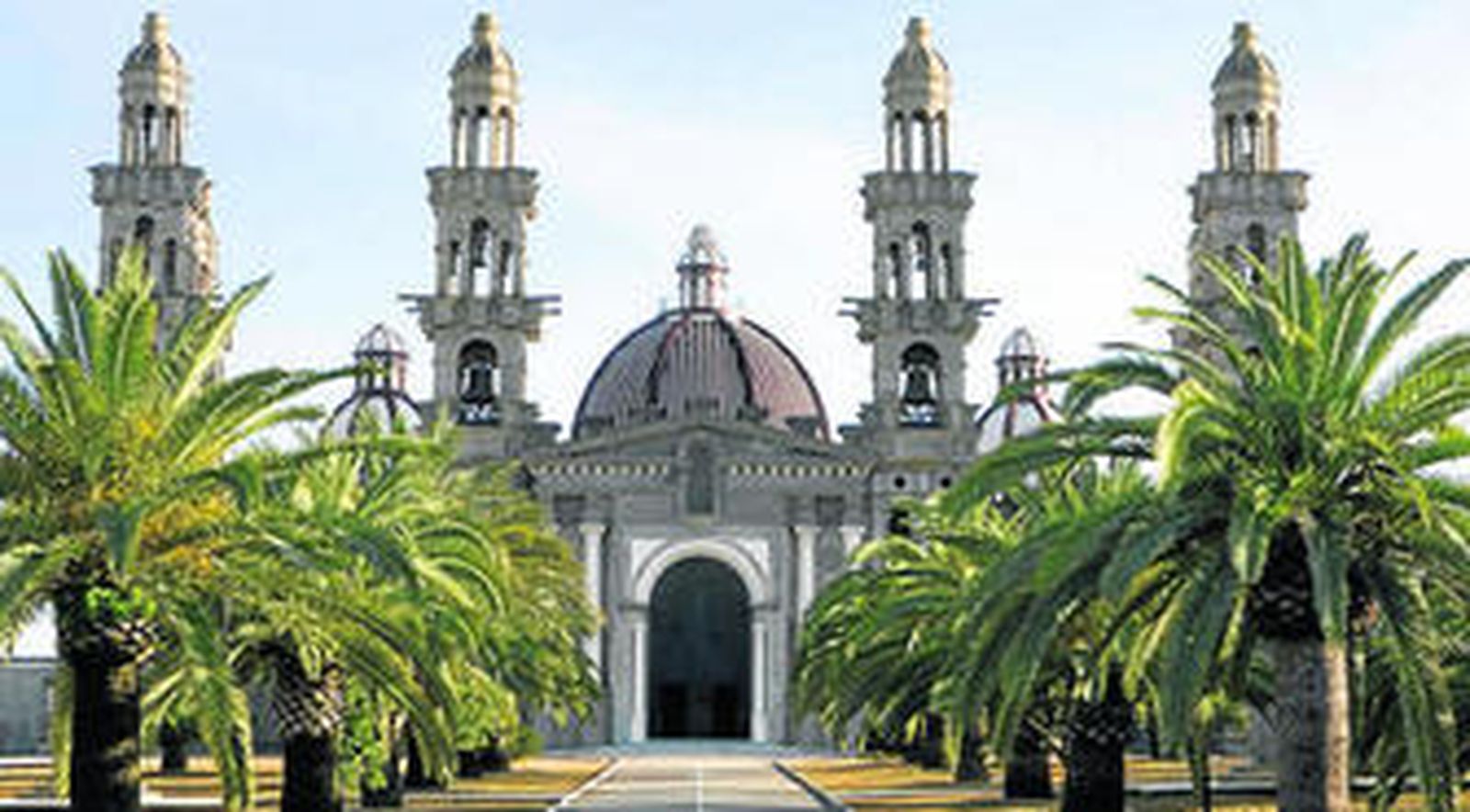 No me negarán que la iglesia del Palmar de Troya se parece muchísimo a Tabacalera. El trabajo, en gran medida, ya está hecho.