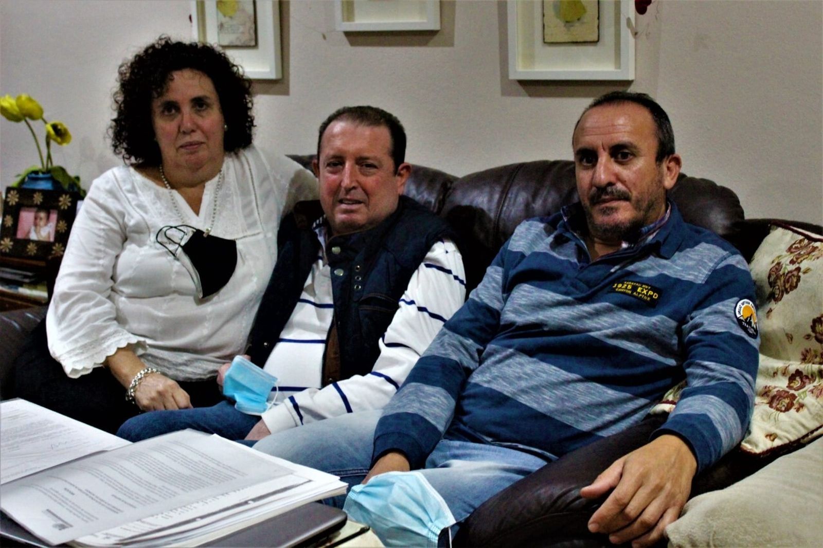 De izquierda a derecha, Fina García Jaén, su marido Pedro Fernández Luna y su hermano Miguel Ángel García Jaén, fotografiados el pasado jueves en Alcalá de los Gazules. Su otra hermana, María, reside en Paterna de Rivera.