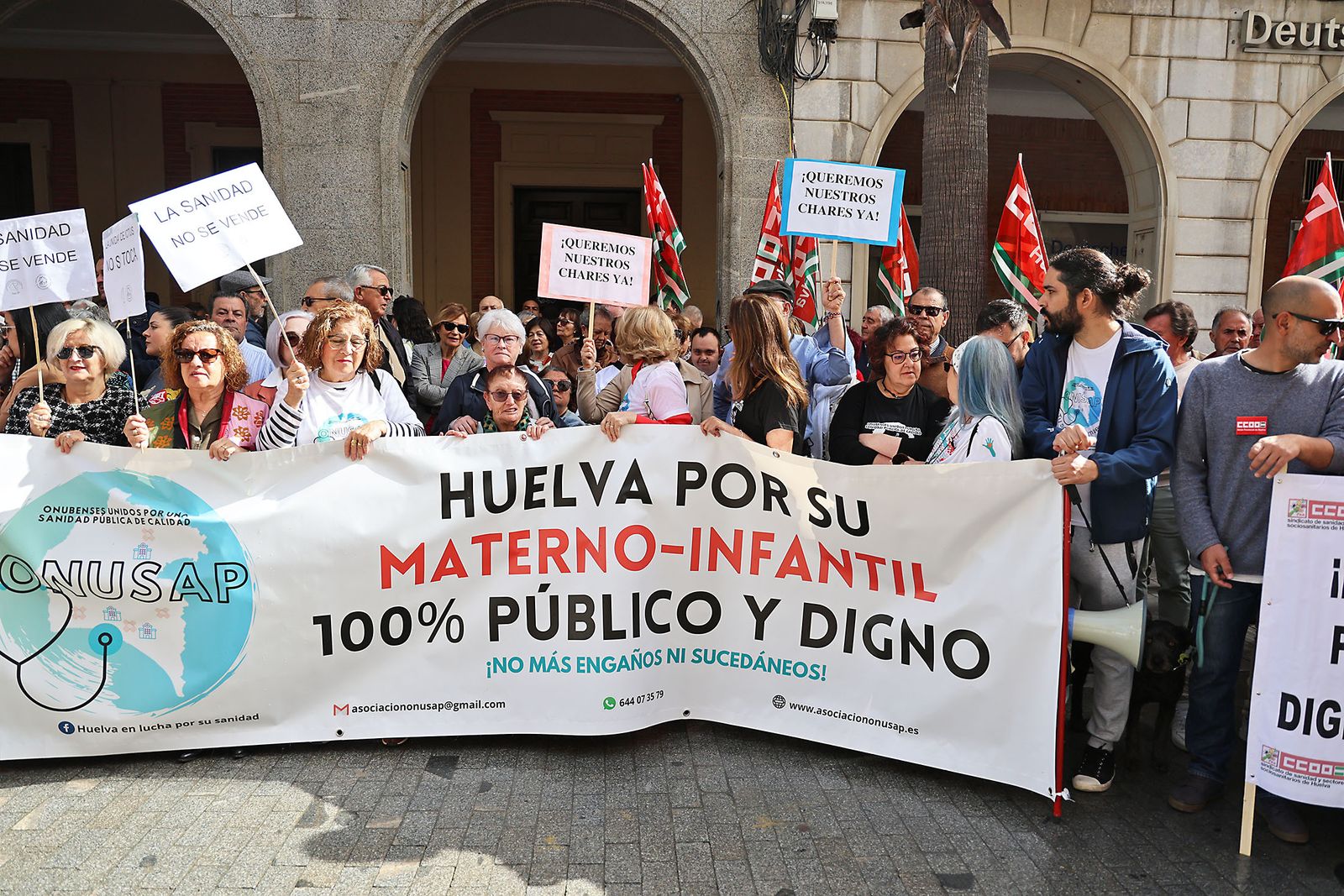 Imágenes de la concentración de la Marea Blanca de Huelva por la sanidad pública