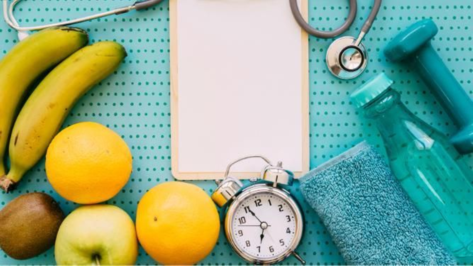 Frutas y equipamiento deportivo.