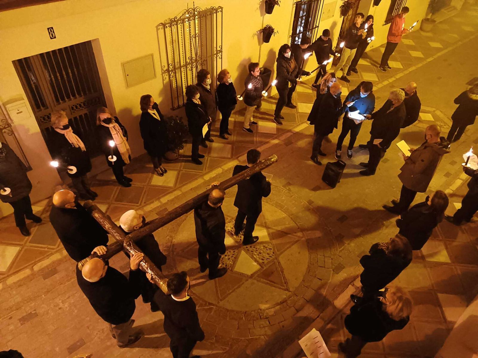 La Cruz del Nazareno recorre las calles de Benalmádena Pueblo.