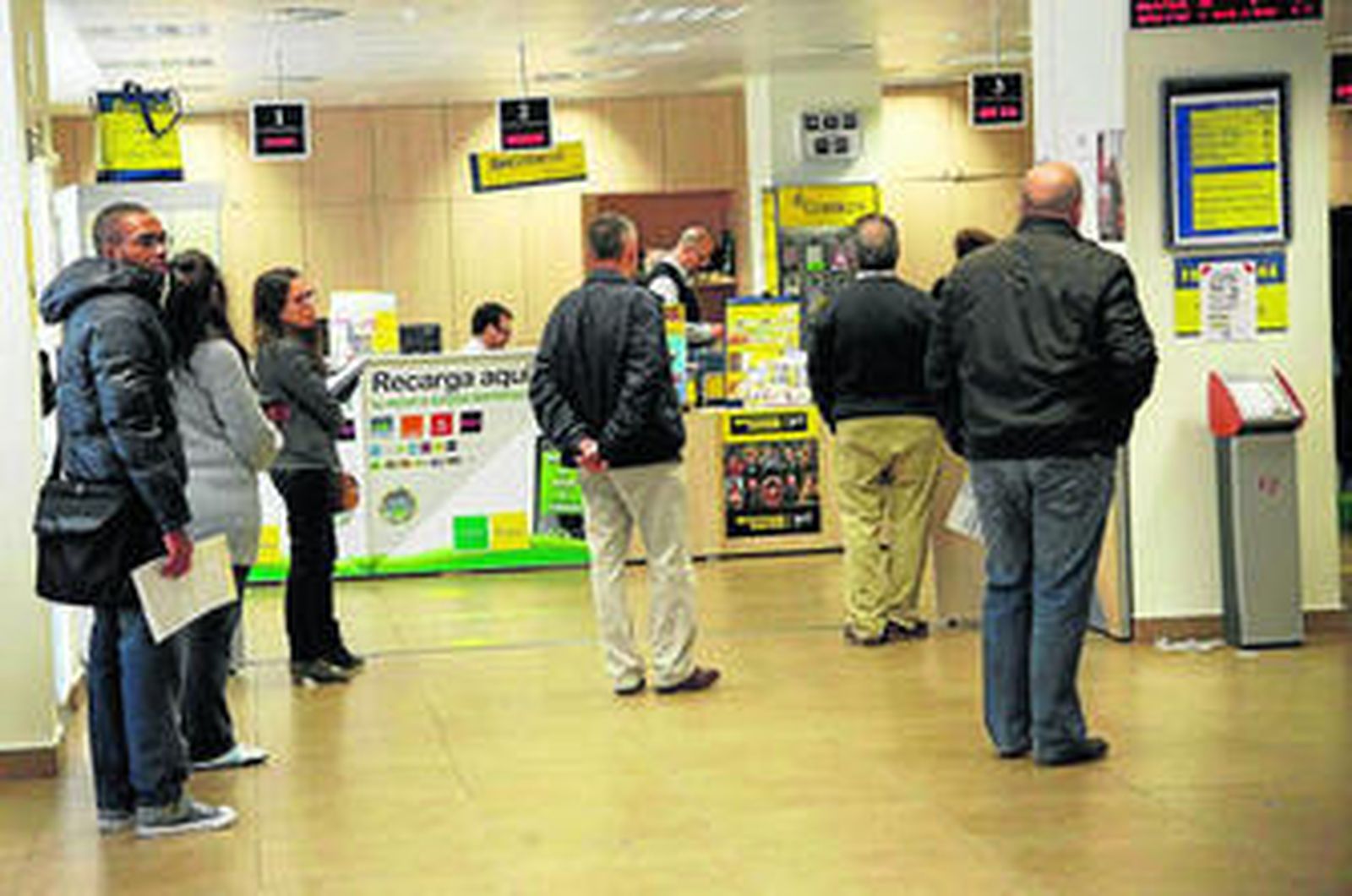 Actividad en una oficina de Correos de la capital onubense.