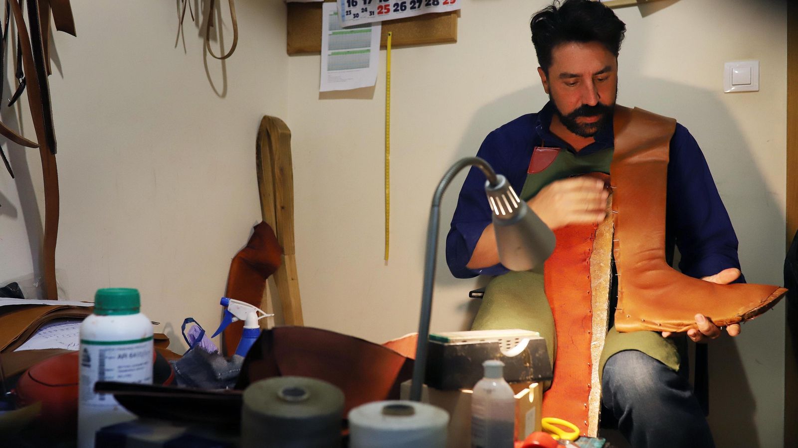 Raúl Cerro, elaborando uno de sus productos.