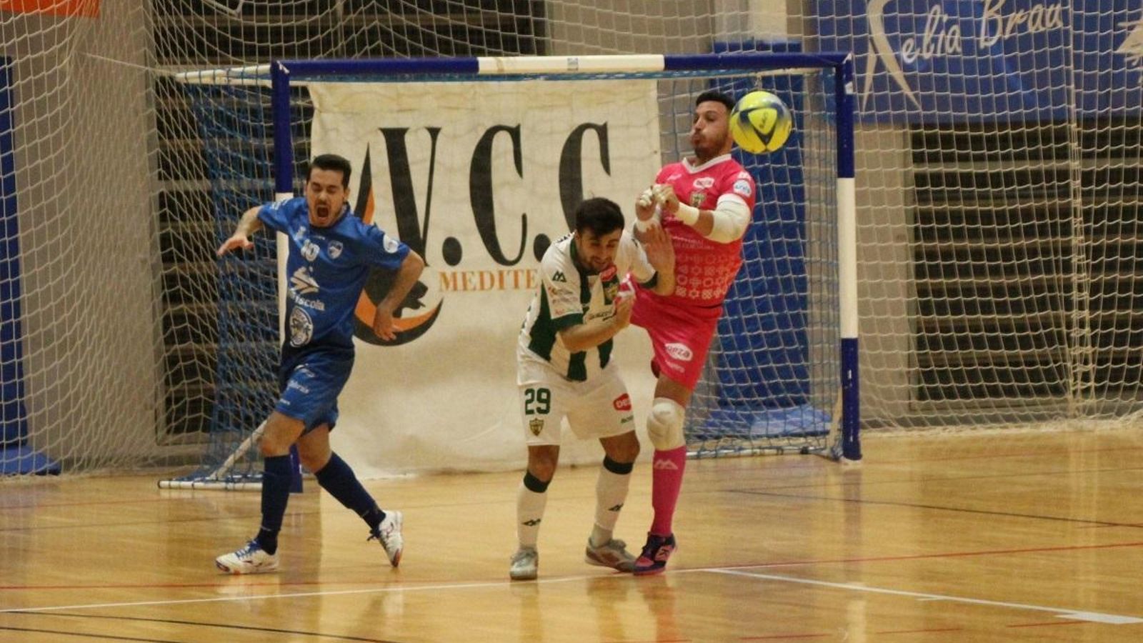Cristian choca con César al despejar un balón. Cristian choca con César al despejar un balón.