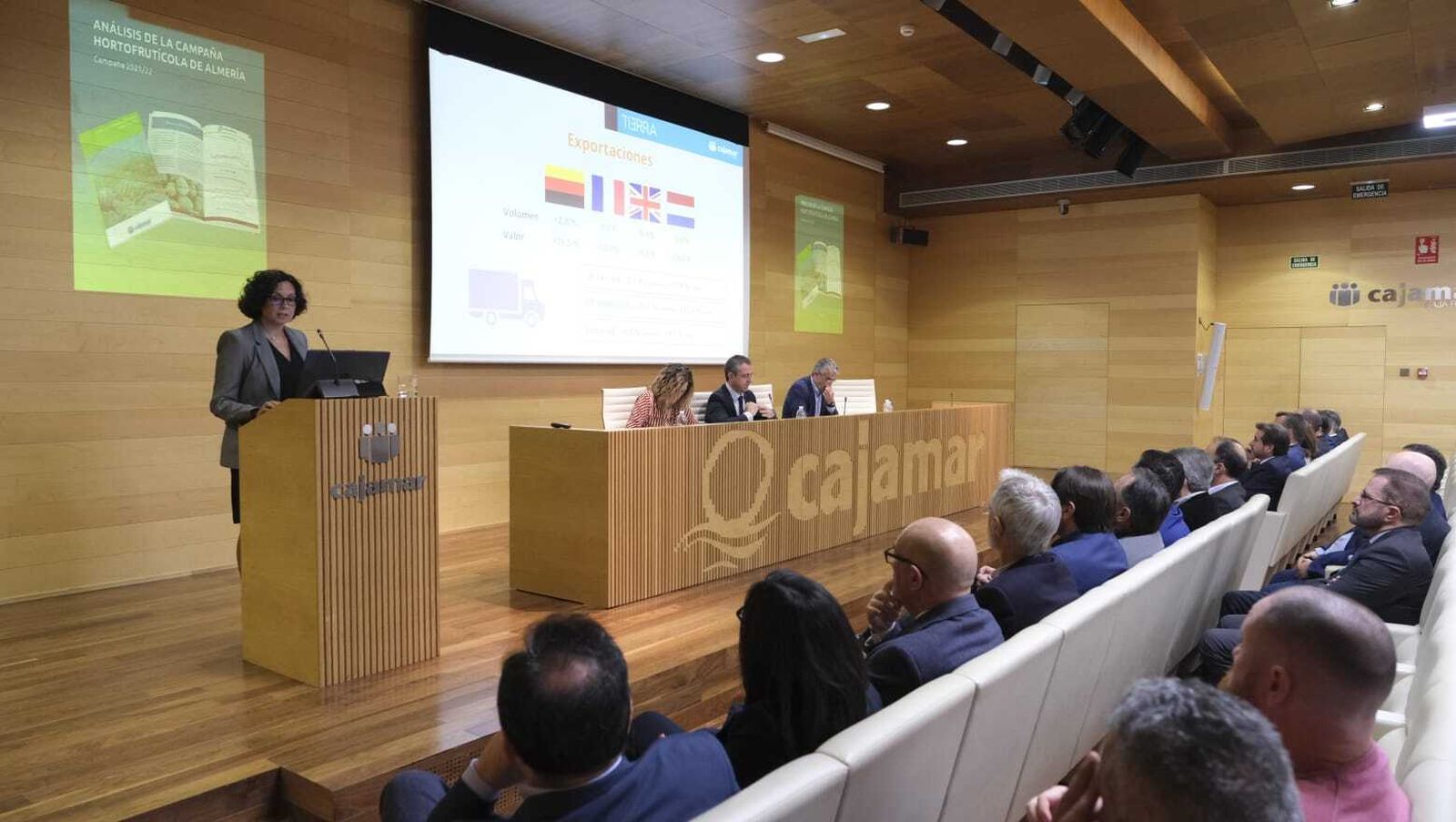 Ana Cabrera se dirige al público asistente en la presentación, junto con María del Carmen Galera, Eduardo Baamonde y Roberto García en el estrado.
