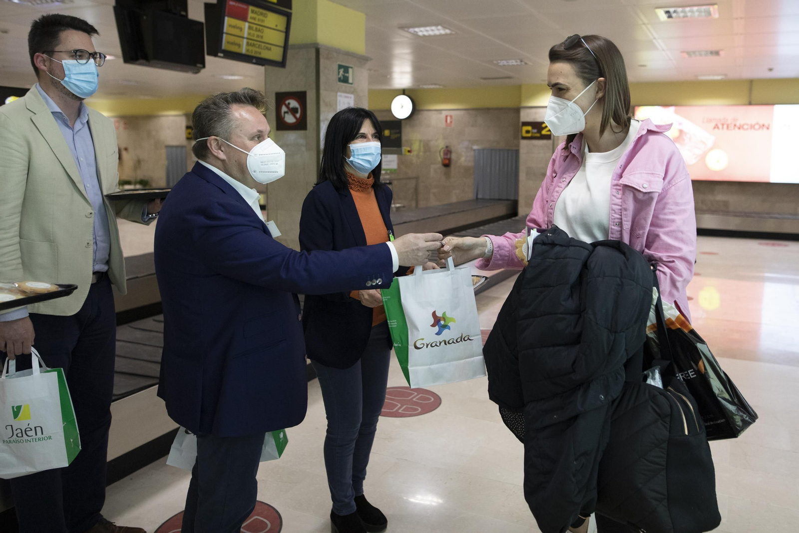 La llegada del primer vuelo de Londres a Granada, en imágenes