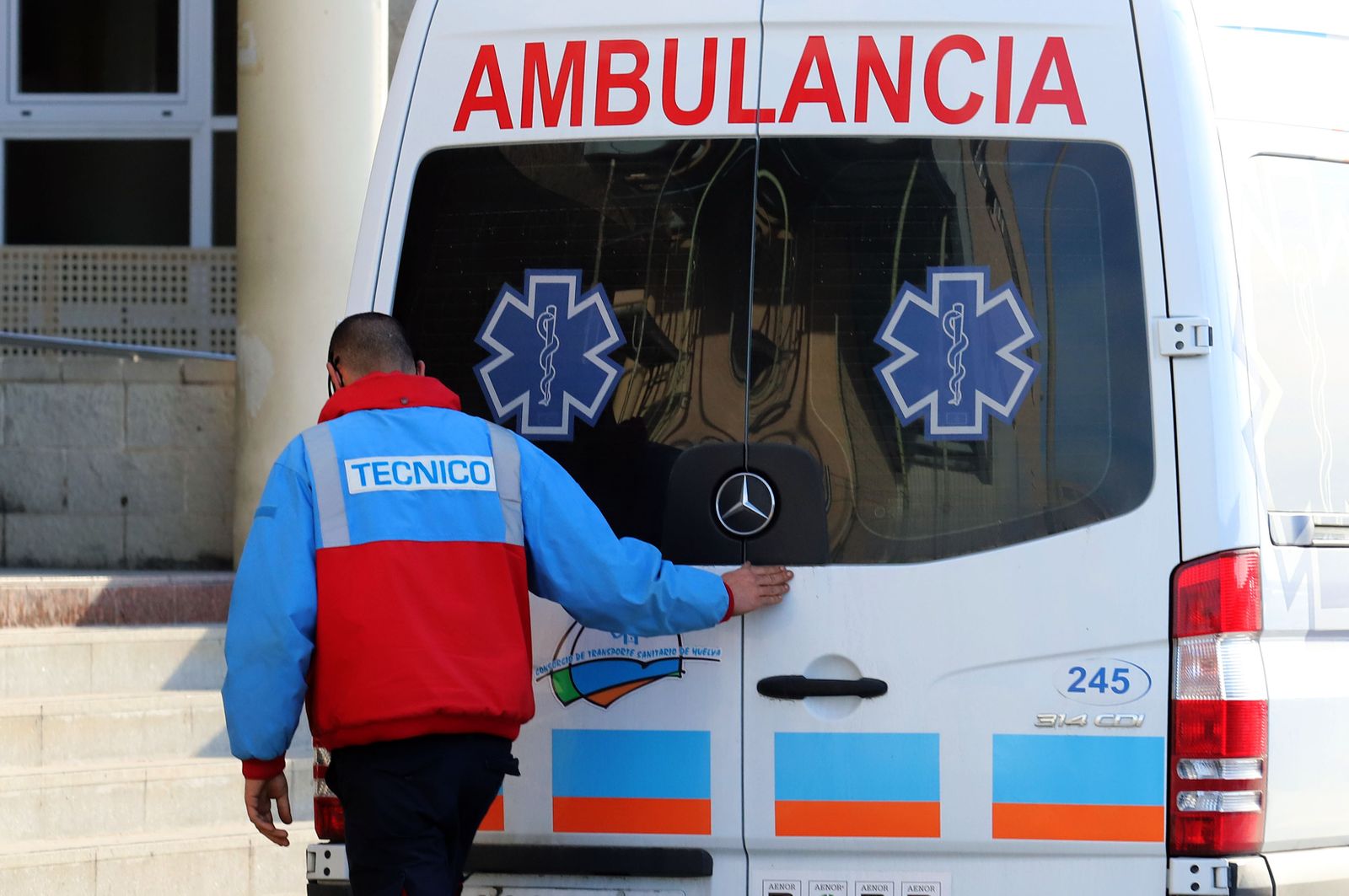 Un sanitario en las inmediaciones del Hospital Juan Ramón Jiménez.