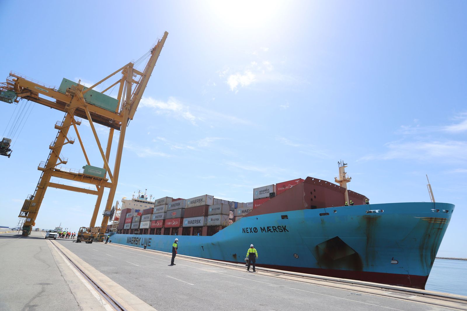 Imágenes de la llegada del buque Maersk al Puerto de Huelva, que abre las escalas con la línea entre Leixoes y Algeciras