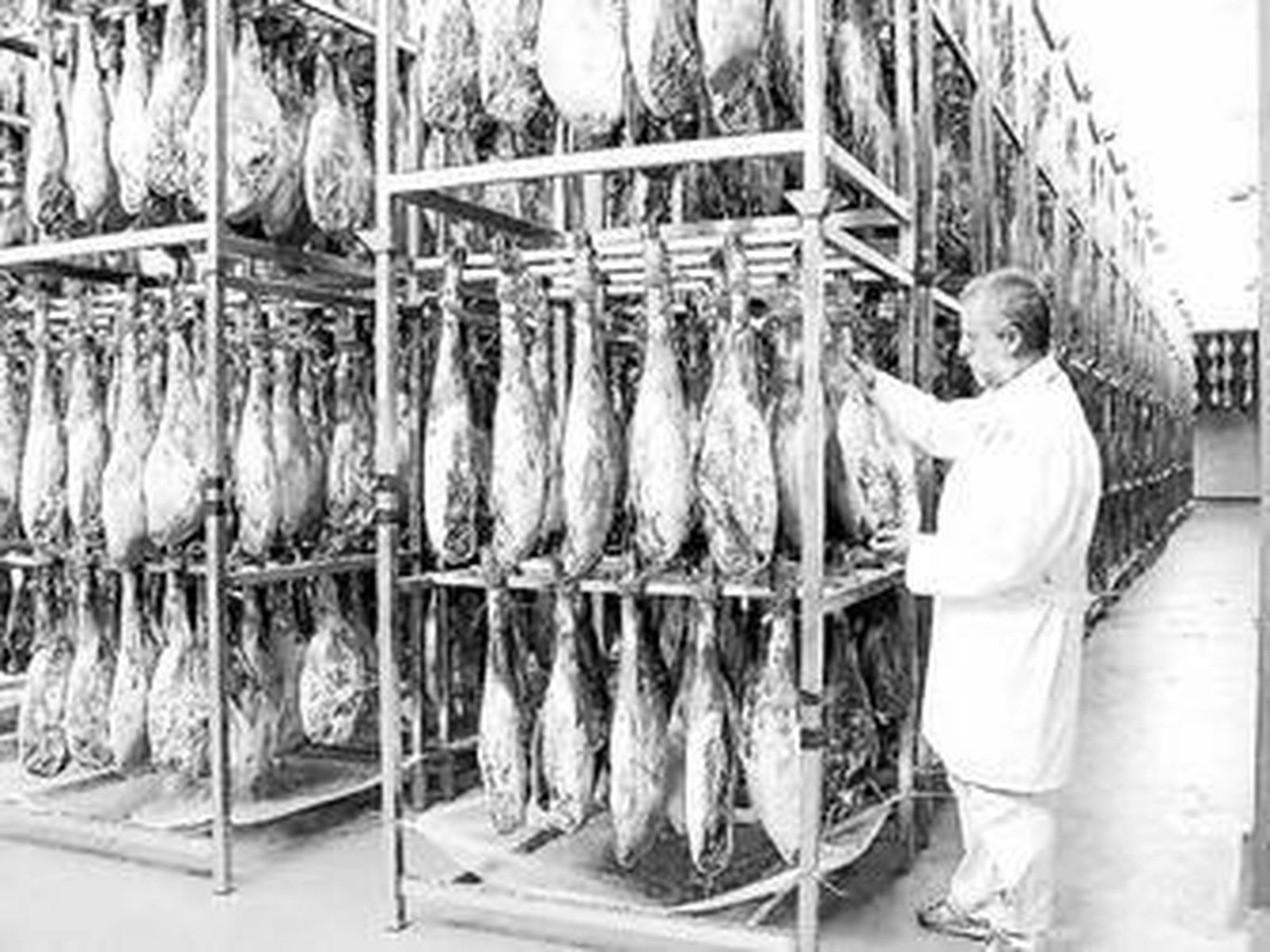 El curado natural, uno de los secretos del éxito de los jamones elaborados en Serón.