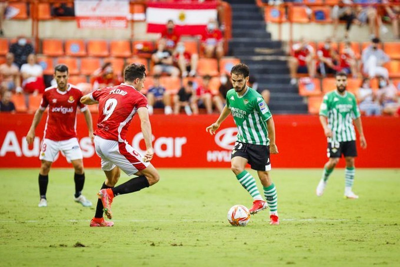 Lara controla el balón ante Pedro en un lance del partido.