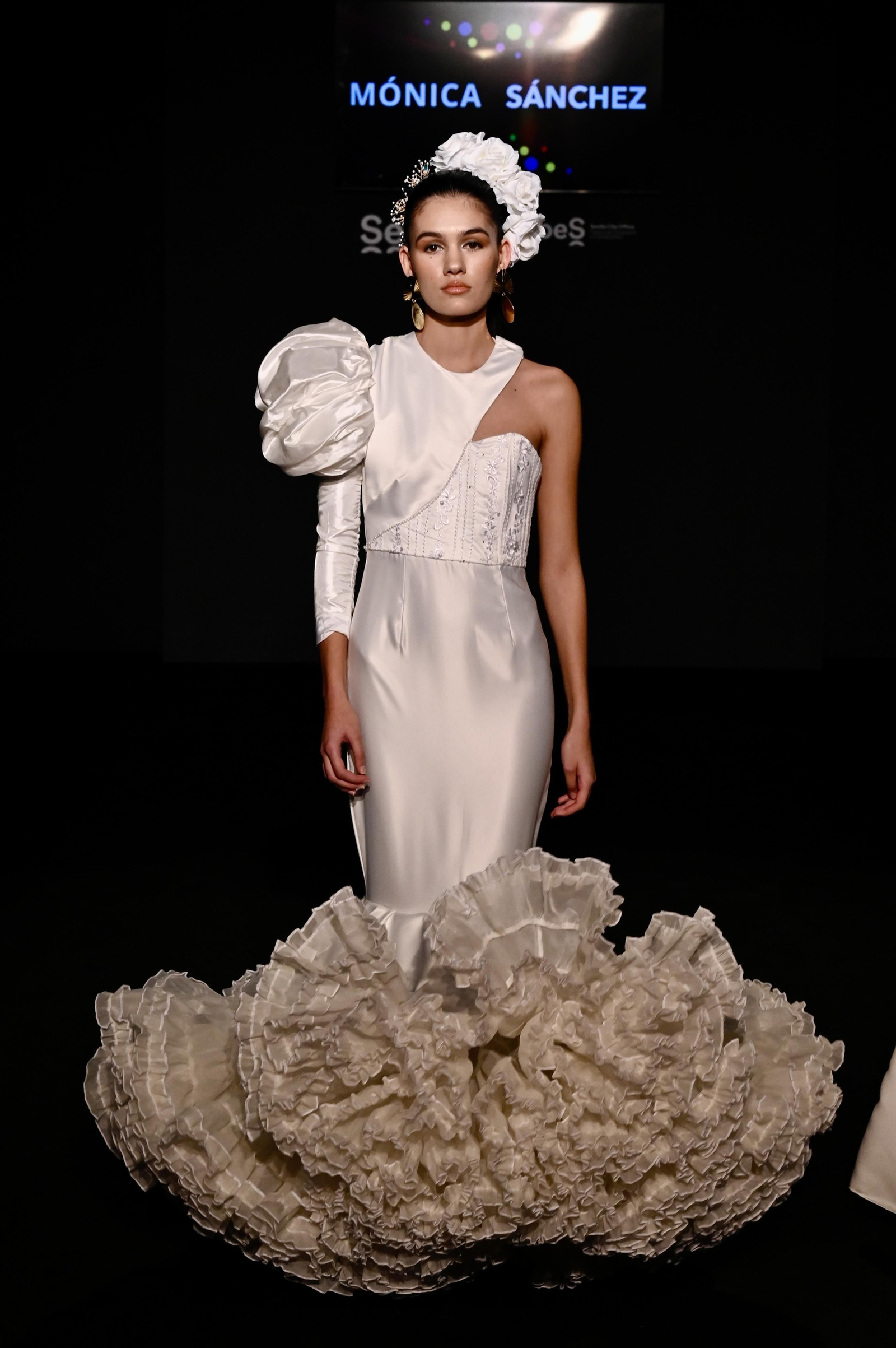 Moda flamenca 2024: Todas las colecciones de Emprende Lunares, en imágenes