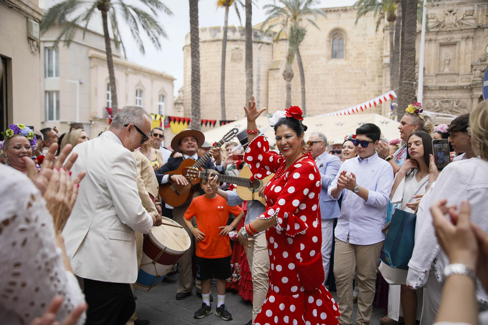 Imágenes de la salida  del Rocío desde la Catedral de Almería