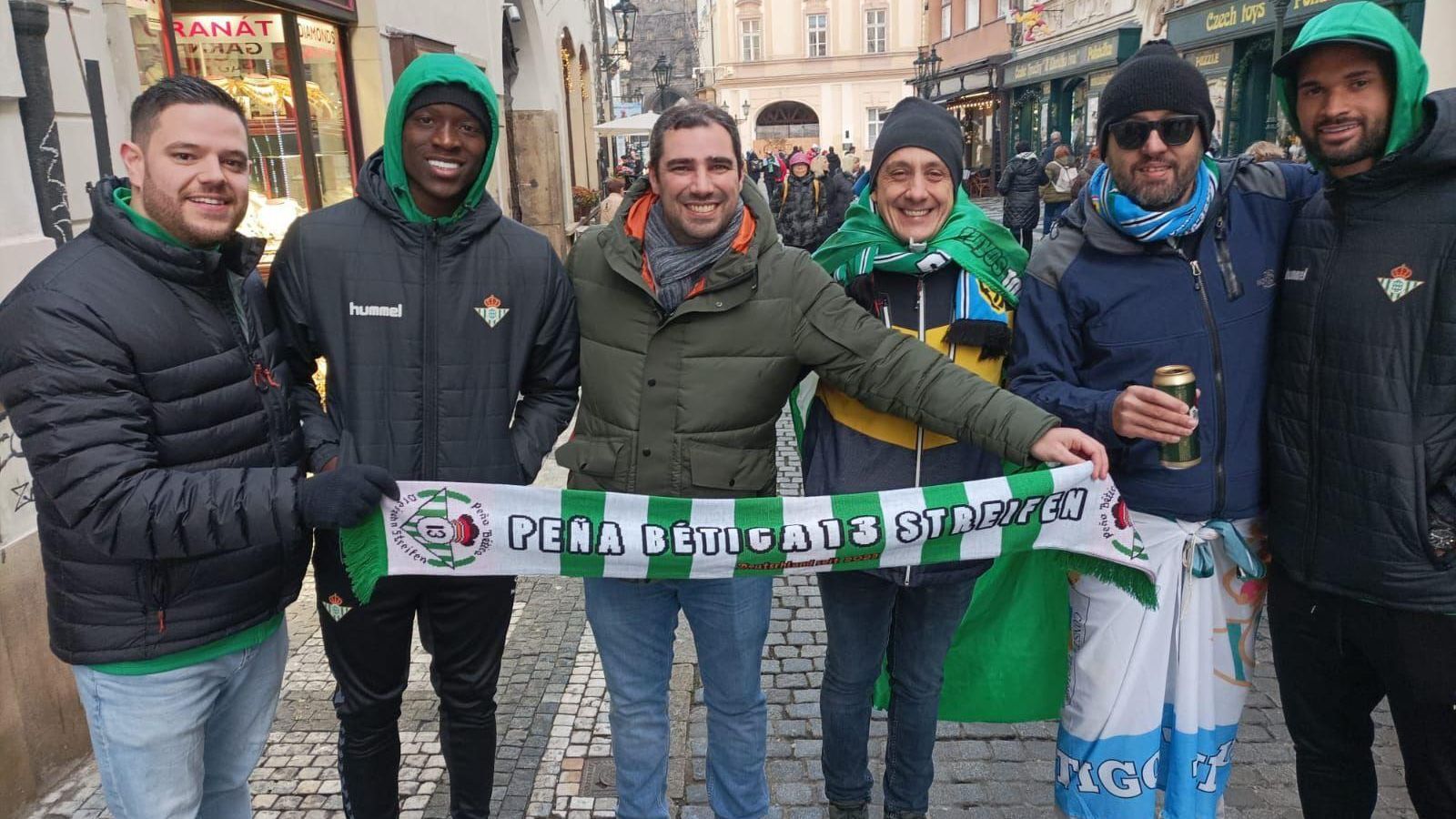 Miembros de la Peña Bética 13 Streifen posan con Willian José y Luiz Henrique en el desplazamiento a Praga