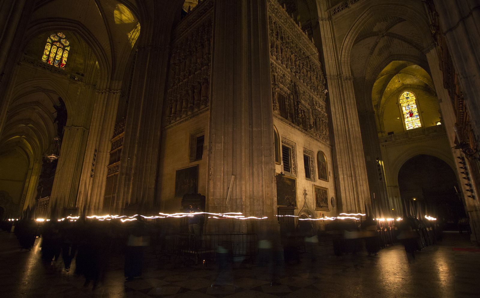 El paso de las hermandades de la Madrugada por la Catedral de Sevilla